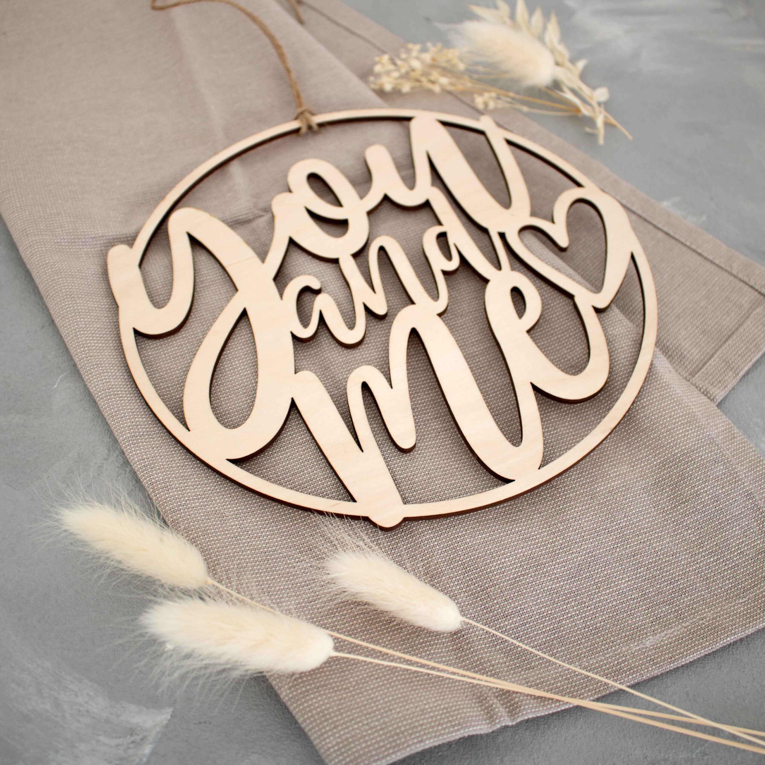 Holzkranz mit Schriftzug you and me und einem Herz