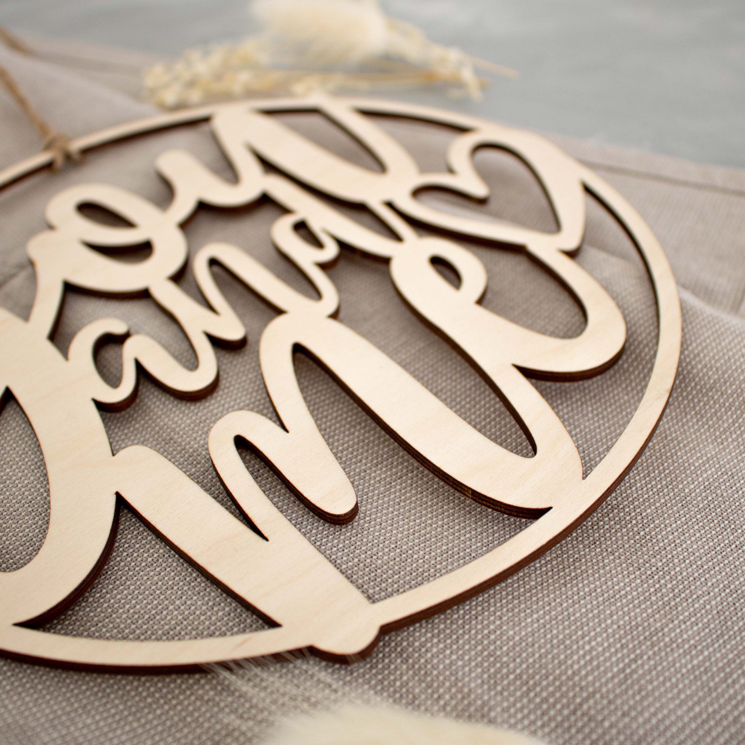 Holzring mit Schriftzug you and me und einem Herz