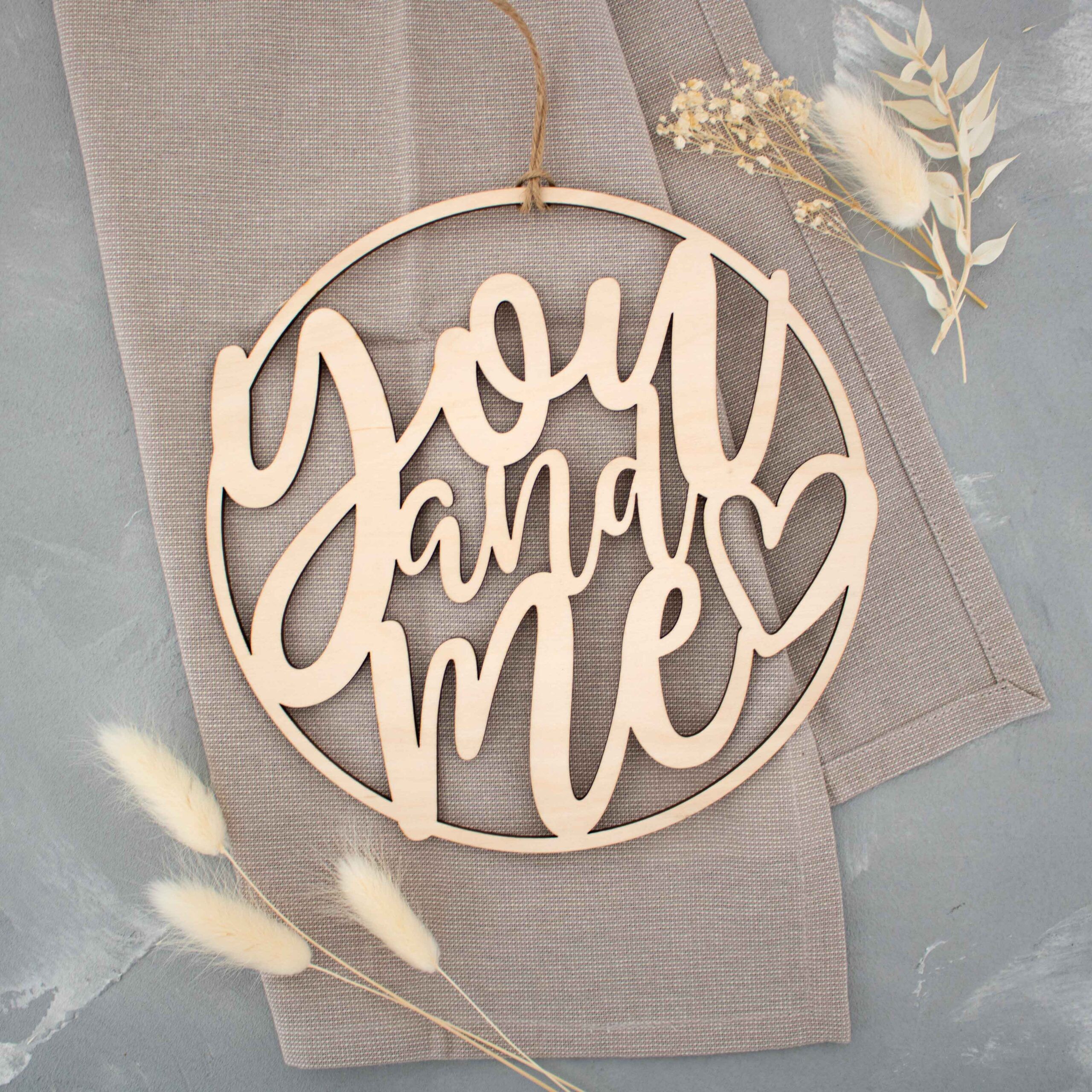 Holzring mit Schriftzug you and me und einem Herz