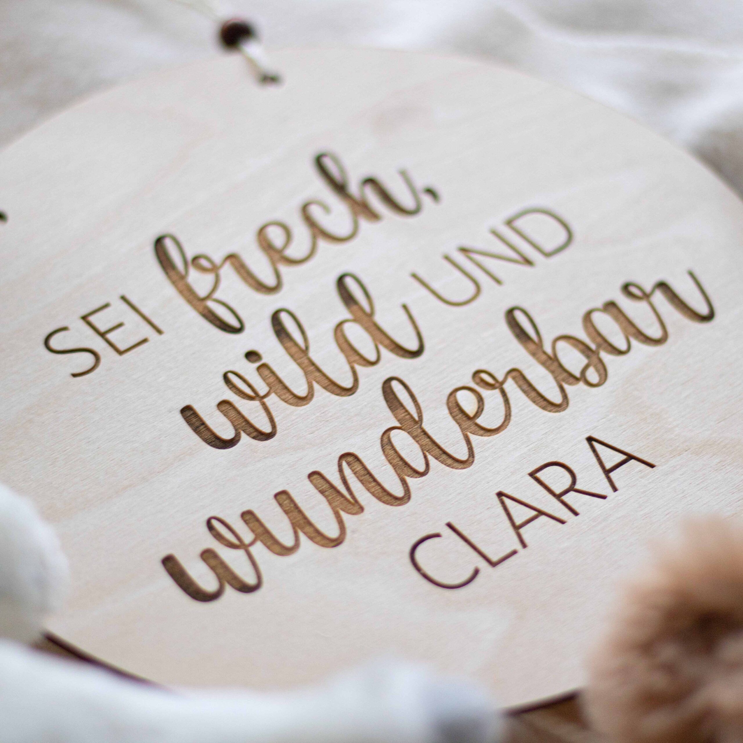 Schild mit Personalisierung fürs Kinderzimmer Sei wild, frech und wunderbar